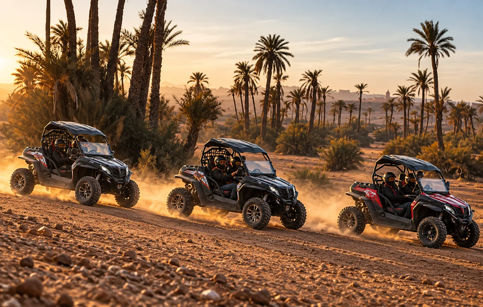 Tre buggy in fila tra polvere e palme nella luce calda, giro in buggy nella Palmeraie di Marrakech