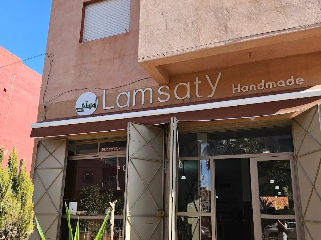 Ingresso del laboratorio Lamsaty Handmade con porte in vetro, sede del corso di ceramica a Marrakech