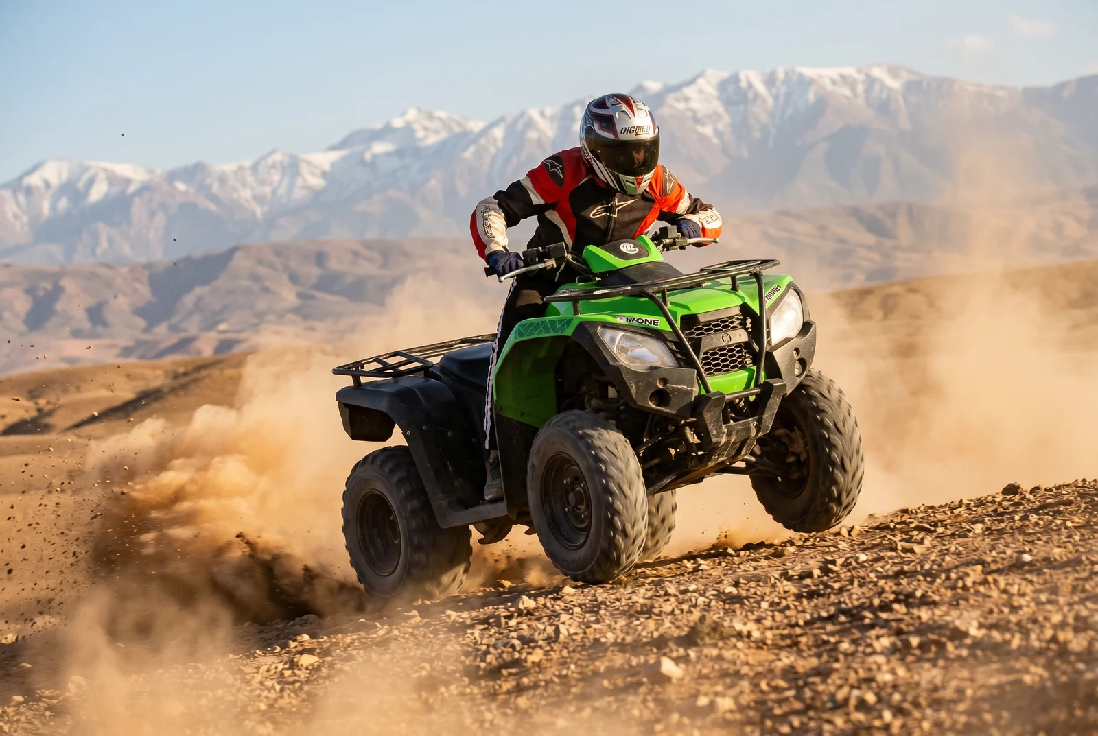 Fahrer in roter Jacke auf grünem Quad wirbelt Staub unter dem verschneiten Atlas auf, Quad, Mittagessen und Pool in Agafay