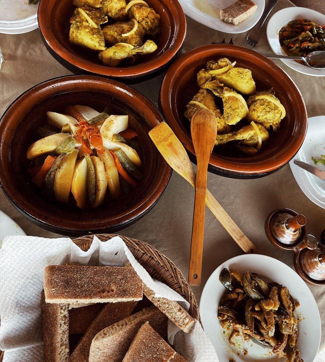 Moroccan tagines and bread served at the camp
