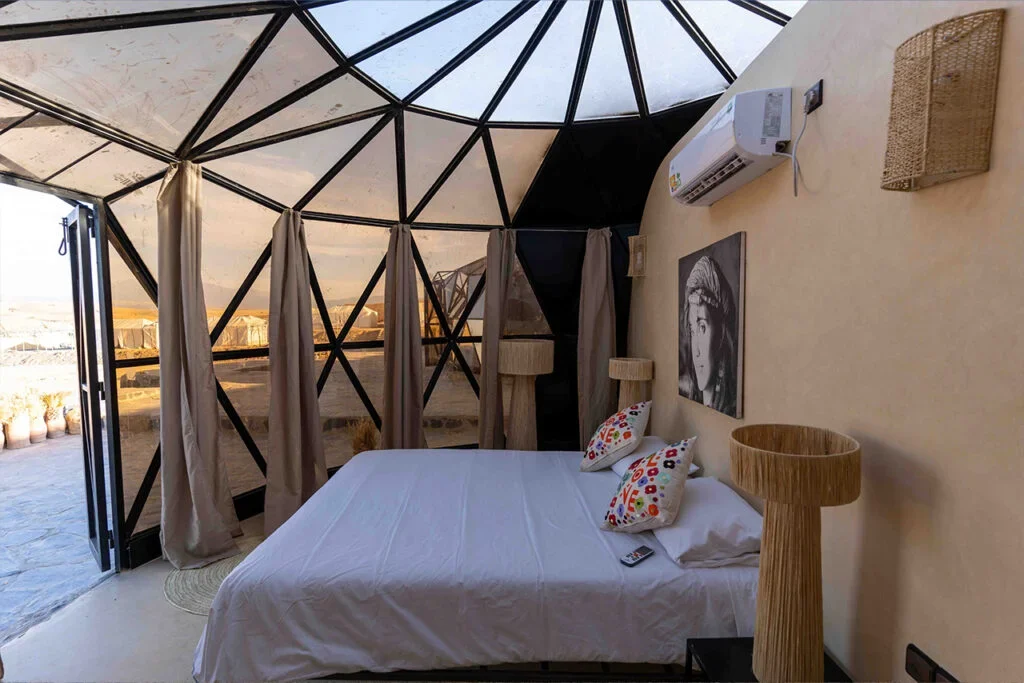Kuppelzelt-Schlafzimmer mit weißem Bett und gemusterten Kissen, Agafay-Location des Packs Quad, Mittagessen und Pool