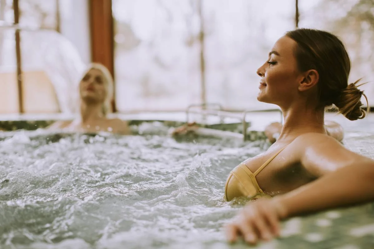 Gäste entspannen in einem sprudelnden Jacuzzi, Teil des Tags mit Poolzugang und Mittagessen im La Bohème Agafay