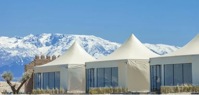 Lodge a tenda bianchi con vetrate sotto l'Atlante innevato, day pass in piscina The White Camel Agafay