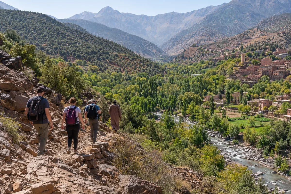 مجموعة صغيرة تمشي على مسار يطل على وادي أوريكا الأخضر وقريته